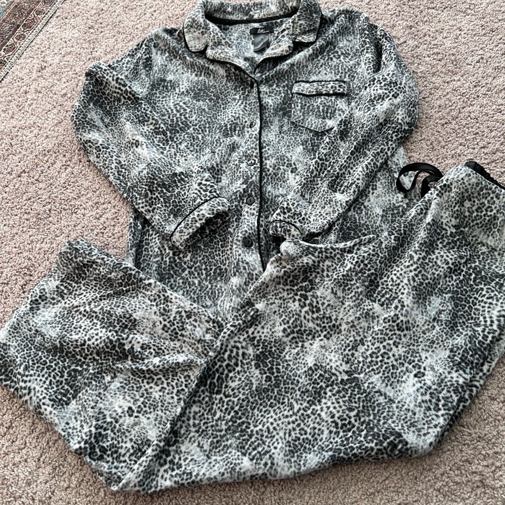 Aria Collection Women’s Animal Print PJ Set
Size S